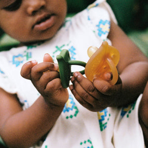 Oli & Carol Raw natural rubber dummy with concave leaf-shaped shield